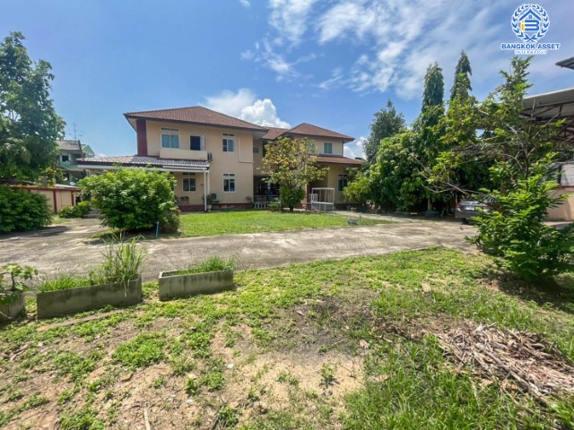 *****บ้านเดี่ยวมือสองย่านกรุงเทพฯ ม.แจ้งวัฒนะ ซอยแจ้งวัฒนะ10 หลังมุม เนื้อที่กว้างขวางมากถึง 272 ตร.ว. ฟังก์ชัน 7 ห้องนอน 5 ห้องน้ำ ที่จอดรถ 10 คัน ที่ดินสุดกว้างขวาง บนทำเลหายาก เชื่อมต่อทุกการเดินทางอย่างสะดวกสบาย ใกล้รถไฟฟ้าสายสีชมพูและสายสีแดง "สถานีหลักสี่" และทางด่วน "ศรีรัช" จองเลยวันนี้!!